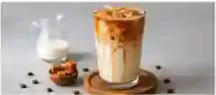 لیوان آیس کارامل ماکیاتو با شیر، اسپرسو، یخ و سس کارامل
